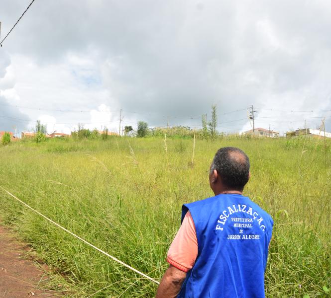 Prefeitura de Jardim Alegre notifica donos de terrenos baldios para limpar imóveis